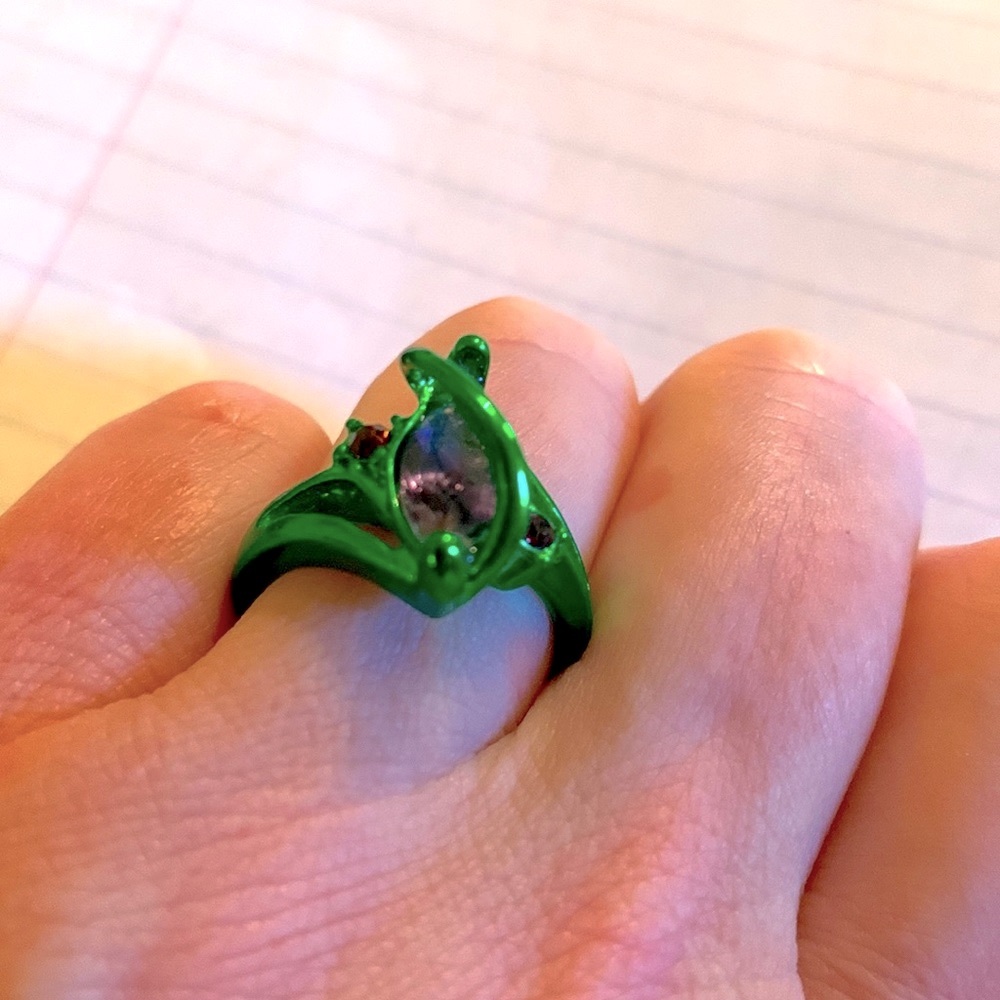 New green twist setting metallic ring with violet marquis stone 2 accent stones